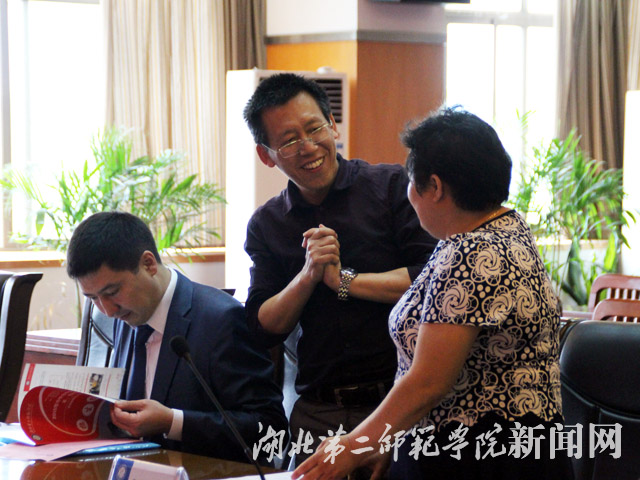 2.我方代表介绍学校领导.jpg