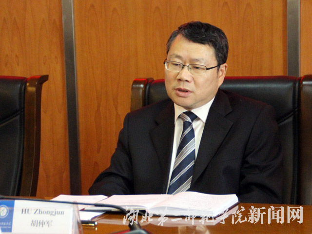 5.胡校长介绍我校情况.jpg