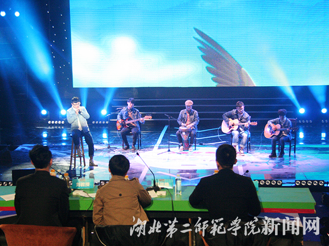 7.华龙楚天学院“瓜子壳乐队”.JPG