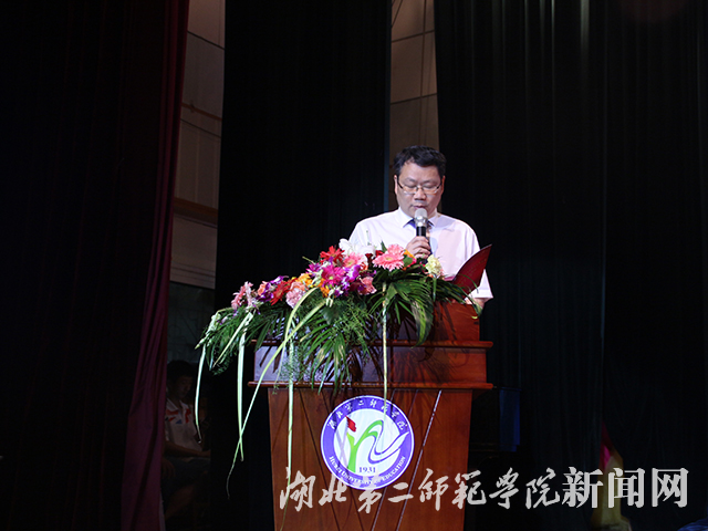 5.校长，学位评定委员会主任胡仲军讲话.jpg