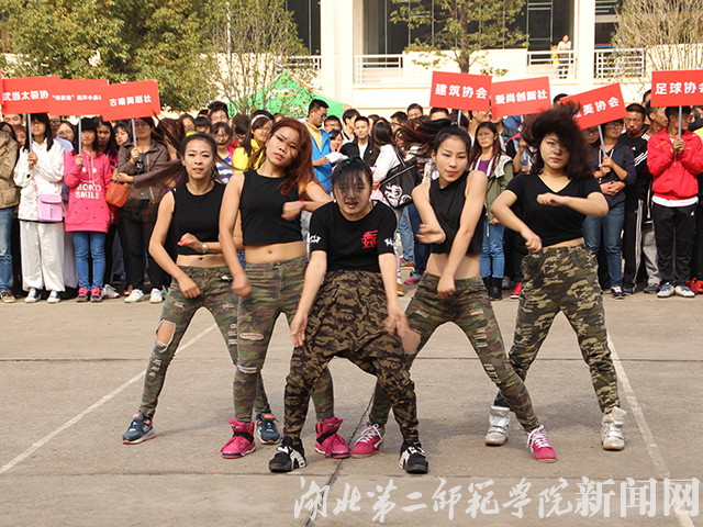 1.她他街舞协会开场热舞.jpg