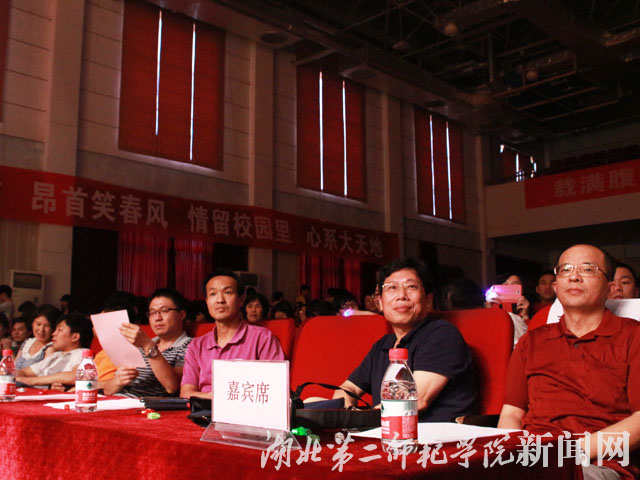 2.院系领导出席.jpg