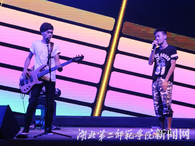 3.传奇音乐社歌曲表演.jpg