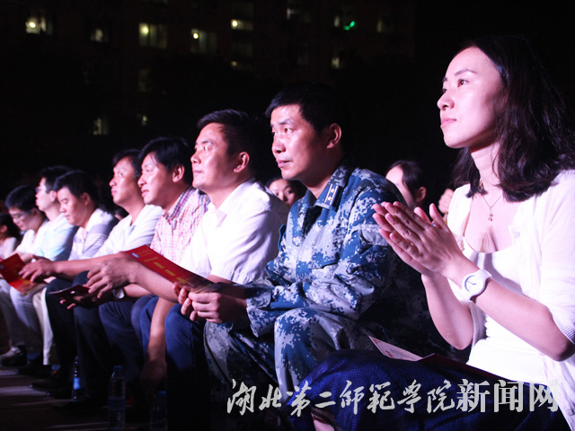 2.学工部领导、老师及教官观看晚会.JPG