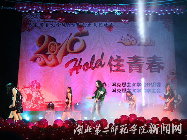 11.舞蹈《难忘今宵》.jpg