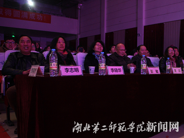 5.校领导出席观看.jpg