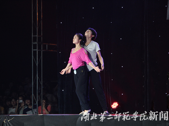 4.湖北第二师范学院男女双人舞《如果爱》 .jpg