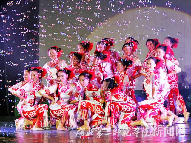 1.中国风“剪纸姑娘”.jpg