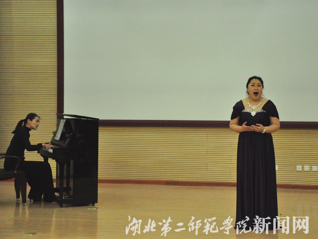 2.武汉音乐学院声乐教师 侯明丽 独唱.jpg