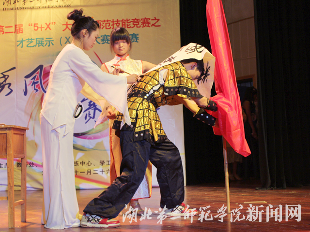 5.反手写正字书法表演.jpg