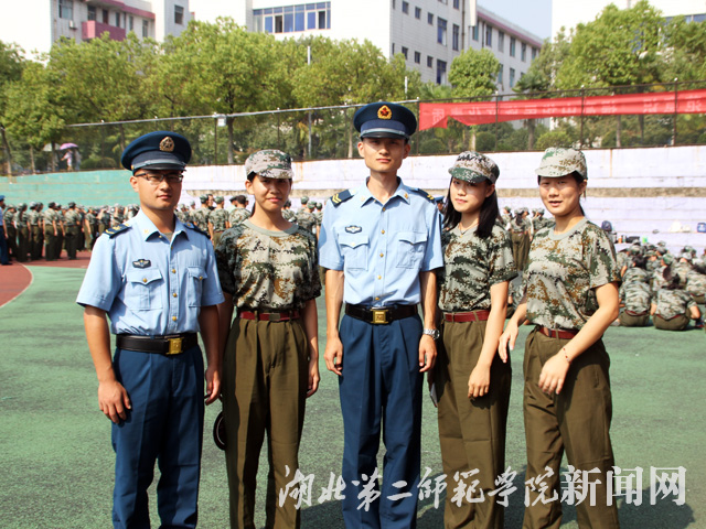 10.军训师生情.jpg