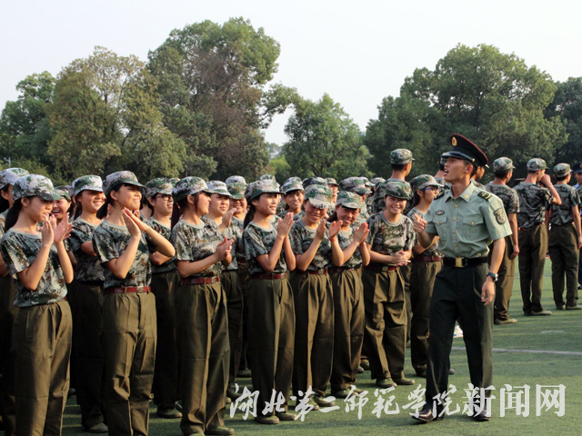 6.方队拉歌表士气.jpg