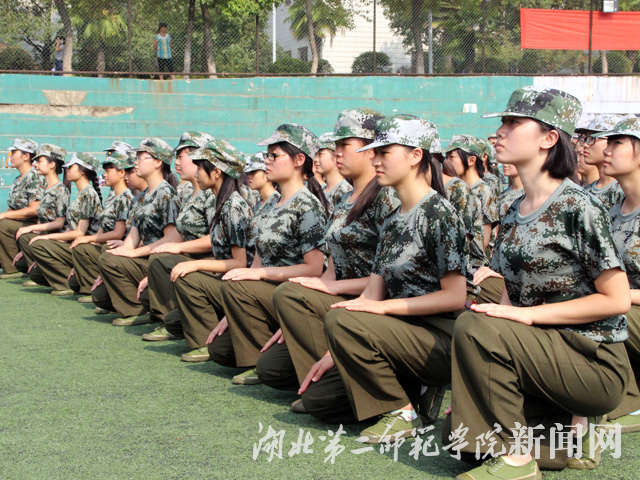 3.练习军姿比耐力.jpg
