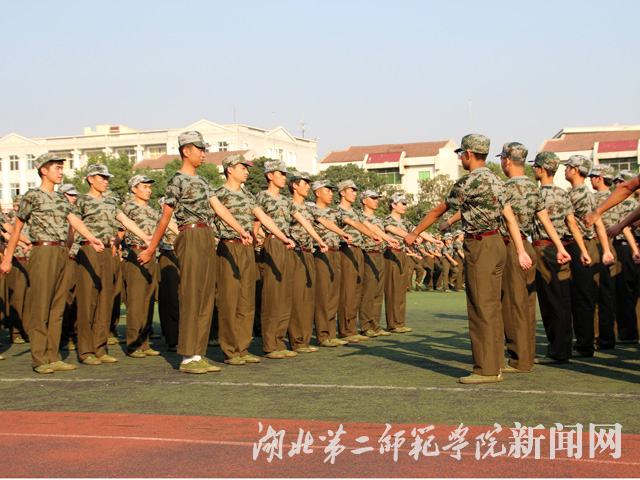 2.烈日下的军训.jpg