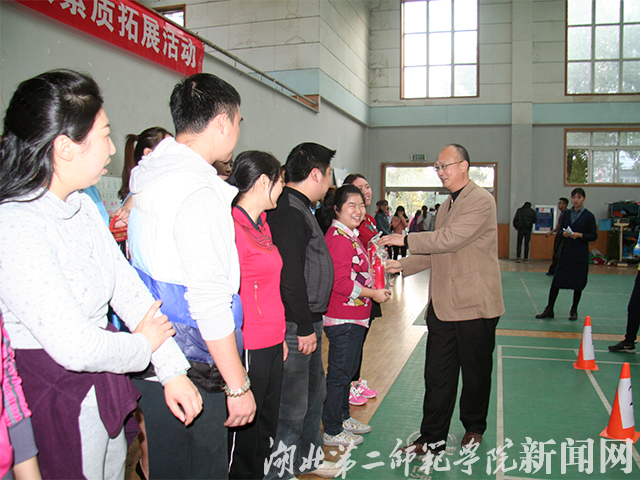 9.副校长黄颂为获奖辅导员颁奖.jpg