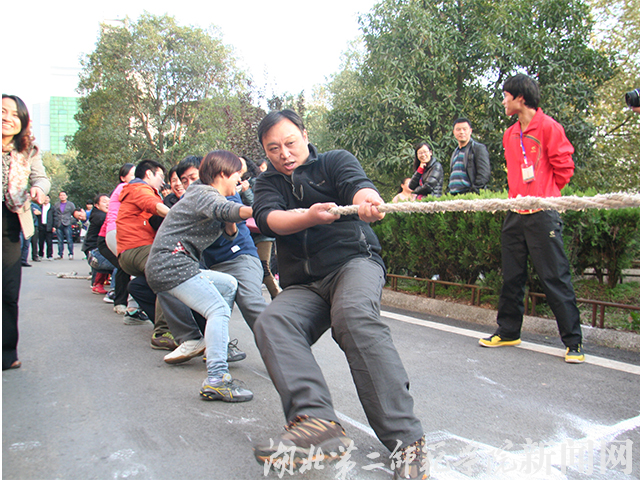 6.“力拔山河”激烈拔河.jpg