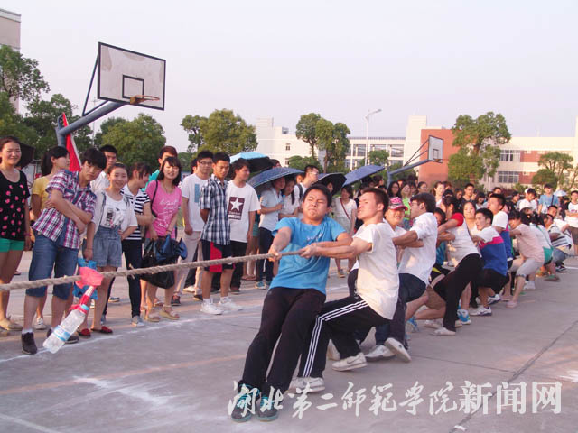 5.奋力拔河.jpg