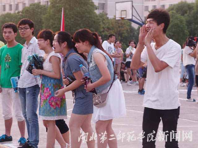 8.啦啦队呐喊加油.jpg